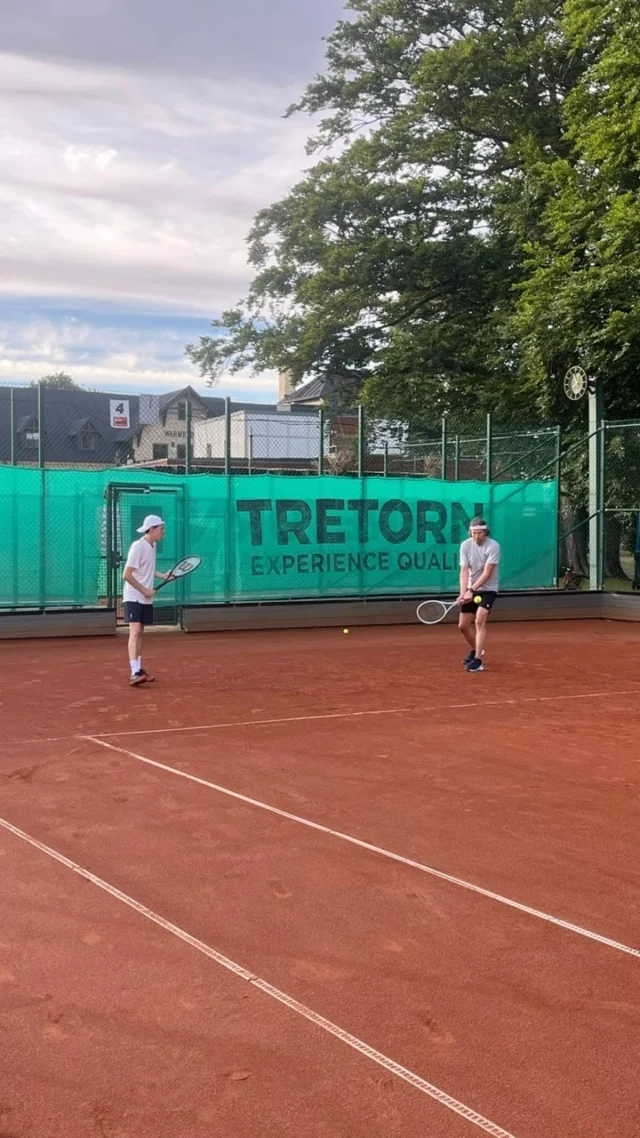 Äntligen är snart grussäsongen igång😍Det preppas för fullt för att öppna upp banor till påsk. Se till att vara redo med grusskor, bollar, kanske en ny tenniskjol/shorts? Vi har fått in väldigt mycket nytt. Racketar, skor, kläder finns från junior till senior. Såklart även stort utbud för padelälskaren😍
#grustennis #tennis #wilson #adidas #asics #babolat #padel #sportshopenibastad #bastad #skummeslov #laholm #mellbystrand #angelholm